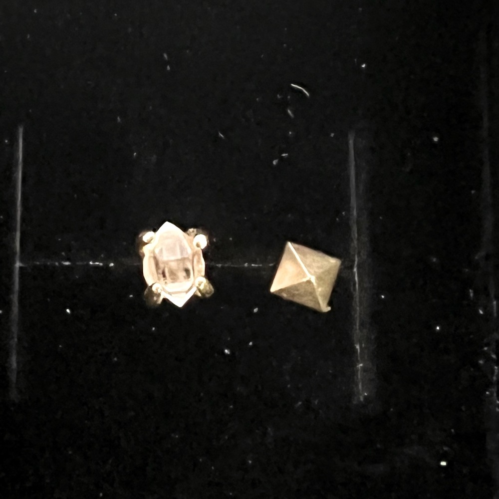 Single Stud Earrings - image 1